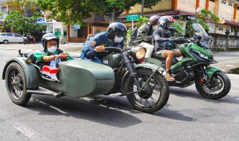 Gubernur Jabar Ridwan Kamil membonceng legenda dunia balap motor asal Jabar Tjetjep Heryana mengendarai motor besar sespan Ural tahun 1940 an berkeliling kota Mataram, NTB, dan menuju Sirkuit Mandalika di Mataram, Ahad 20 Maret 2022. 