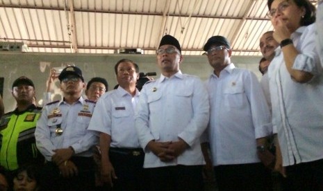 Gubernur Jabar Ridwan Kamil menemani rombongan menteri kabinet kerja saat mengunjungi Stasiun Cibatu, Kabupaten Garut, Jumat (26/4).