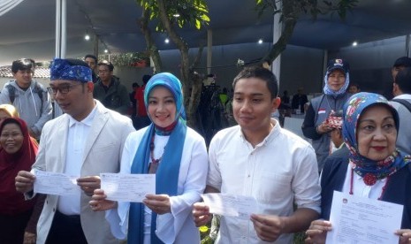 Gubernur Jabar, Ridwan Kamil menggunakan hak pilihnya di rumah pribadinya Jln Cigadung Selatan Kota Bandung atau yang sering disebut Rumah Botol. Pria yang akrab disapa Emil ini, memilih di TPS 32 ditemani oleh Istrinya Atalia Praratya, anak laki-lakinya Emmeril Khan dan mertuanya.