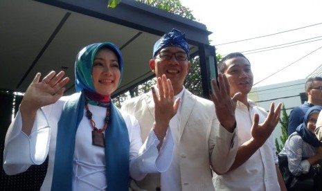 Gubernur Jabar, Ridwan Kamil menggunakan hak pilihnya di rumah pribadinya Jln Cigadung Selatan Kota Bandung atau yang sering disebut Rumah Botol. Pria yang akrab disapa Emil ini, memilih di TPS 32 ditemani oleh Istrinya Atalia Praratya, anak laki-lakinya Emmeril Khan dan mertuanya.