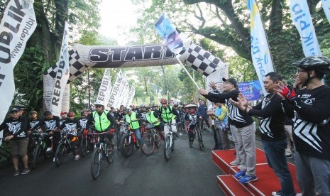 Gubernur Jabar Ridwan Kamil mengibarkan bendera start pada Republika Go West Java Bandung Lautan Api di Gedung Sate, Bandung, Ahad (31/3). Photos: Edi Yusuf/Republika