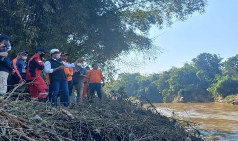 Gubernur Jabar, Ridwan Kamil, meninjau lokasi terdampak bencana di Kecamatan Banyuresmi, Kabupaten Garut, Kamis (21/7/2022). 