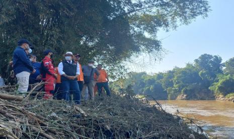 Gubernur Jabar, Ridwan Kamil, meninjau lokasi terdampak bencana di Kecamatan Banyuresmi, Kabupaten Garut, Kamis (21/7/2022). Gubernur Jabar Ridwan Kamil mengatakan bencana Garut jadi contoh pemanasan global.