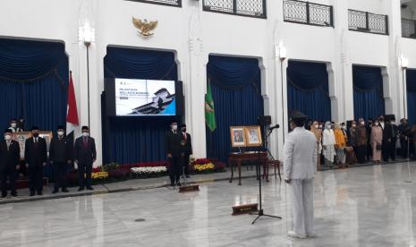 Gubernur Jabar M Ridwan Kamil resmi melantik Yana Mulyana sebagai Wali Kota Bandung sisa masa bakti 2018-2023 di Gedung Sate, Kota Bandung, Senin (18/4/2022).