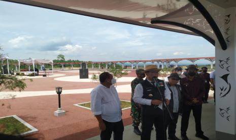 Gubernur Jabar Ridwan Kamil saat diwawancara di Alun-Alun Pangbagea, Kabupaten Pangandaran, Ahad (20/2/2022).