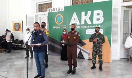 Gubernur Jabar Ridwan Kamil, saat konferensi pers terkait adanya peningkatan kasus Covid-19 yang harus diwaspadai oleh semua masyarakat Jabar, di Gedung Pakuan, Jumat (3/7).