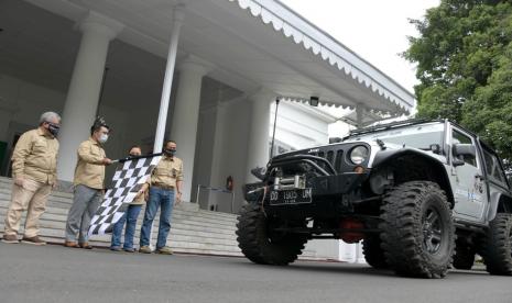 Gubernur Jabar Ridwan Kamil saat melepas peserta Jabar Explore 2020 di Gedung Pakuan, Kota Bandung, Sabtu (5/12/2020). (Foto: Yogi P/Humas Jabar)