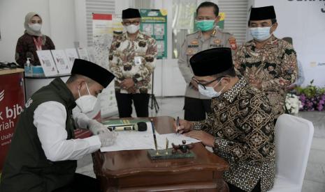  Gubernur Jabar Ridwan Kamil saat menunaikan pembayaran zakat mal kepada Badan Amil Zakat Nasional (Baznas) Jabar. Ijab kabul zakat berlangsung di Gedung Pakuan, Kota Bandung, Jumat (30/4/2021).  