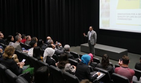 Gubernur Jabar Ridwan Kamil sebagai dosen tamu, memberikan kuliah umum di depan sekitar 500 mahasiswa Monash University di Kampus Monash University, Melbourne, Australia, Senin (24/2). Foto: Rachmat Santosa Basarah/Republika