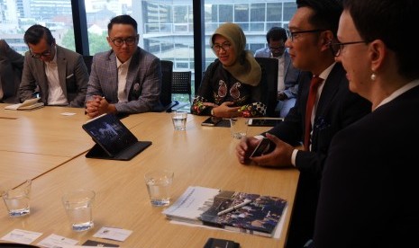 Gubernur Jabar Ridwan Kamil sedang memperlihatkan musik Angklung yang membawakan lagu klasik  kepada  Managing Director Melbourne Symphony Orchestra (MSO), Sophie Galaise dalam pertemuan keduanya di Melbourne, Australia, Selasa (25/2). Foto: Rachmat Santosa Basarah/Republika