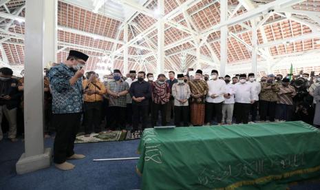 Gubernur Jabar, Ridwan Kamil, turut menyolatkan jenazah Alm Wali Kota Bandung Oded M Danial, Jumat (10/12).