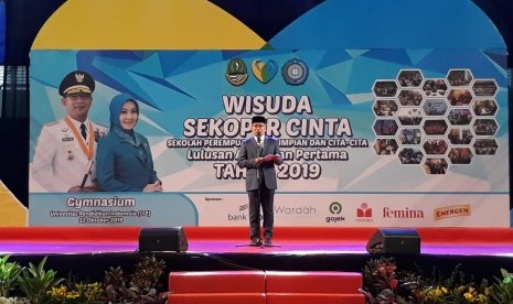 Gubernur Jabar Ridwan Kamil, yang akrab disapa Emil saat menghadiri Wisuda Sekoper Cinta Tahun Pertama di Gymnasium UPI, Kota Bandung, Selasa (22/10). 