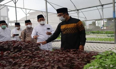 Gubernur Jabar Ridwan Kamil berbincang dengan Pengasuh Pesantren Cendikia Amanah, KH M Cholil Nafis. Ridwan Kamil mengapresiasi kiprah Pesantren Cendekia Amanah