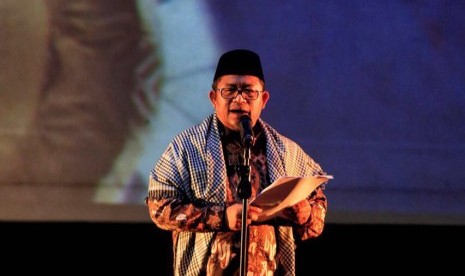  Gubernur Jabar yang juga  Ketua Majelis Syuro Persatuan Umat Islam (PUI) tengah membacakan puisi kemanusiaan karya Teungku Zulkarnaen di acara pengumpulan donasi bagi rakyat Syiria di Pusat Perfilman Usmar Ismail, Jakarta, Kamis (16/2) malam.