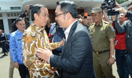  Gubernur Jakarta Joko Widodo (Jokowi) bertemu Wali Kota Bandung Ridwan Kamil di Balai Kota Bandung, Kamis (17/4). (Republika/Edi Yusuf)