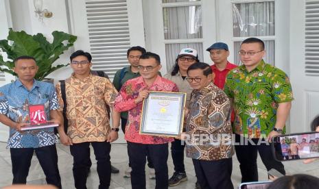 Gubernur Jakarta Pramono Anung menerima penghargaan dari MURI terkait kepala daerah yang melaksanakan strerilisasi kucing terbanyak, di Balai Kota Jakarta, Kamis (13/3/2025).