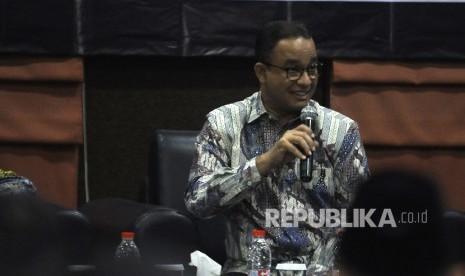 Gubernur Jakarta terpilih Tahun 2017 Anies Baswedan menjelaskan paparanya saat acara Power Vision Key of Success di Menara 165 TB Simatupang, Jakarta Selatan, Ahad (16/7).