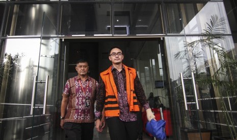 Gubernur Jambi nonaktif Zumi Zola berjalan keluar ruangan seusai menjalani pemeriksaan lanjutan di gedung KPK, Jakarta, Jumat (20/7).