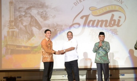 Gubernur Jambi, Zumi Zola bersama dengan Menteri Pariwisata RI, Arief Yahya dalam meresmikan acara Direct Promotion Tourism Jambi di Gedung Sapta Pesona, Senin (11/4).