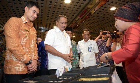 Gubernur Jambi, Zumi Zola didampingi Menteri Pariwisata Arief Yahya melihat stand UKM di Gedung Sapta Pesona belum lama ini. 