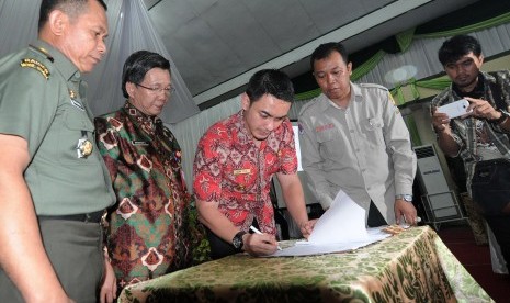 Gubernur Jambi Zumi Zola Zulkifli (tengah) didampingi Danrem 042/Garuda Putih Kol Inf Makmur (kiri), dan beberapa pejabat daerah setempat menandatangani Maklumat Forkopimda dan Surat Keputusan Pencegahan Pengendalian Kebakaran Hutan dan Lahan di Jambi, Kam