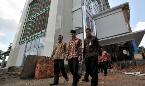 Gubernur Jambi Zumi Zola Zulkifli (tengah) didampingi Kepala Kanwil Kemenag setempat M Thahir (kiri) meninjau pembangunan Asrama Haji Jambi, Kamis (4/5). 