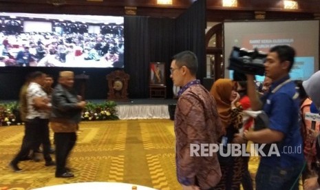 Gubernur Jambi,  Zumi Zola Zulkifli,  usai mengikuti rakor kepala daerah di Hotel Bidakara,  Jakarta Selatan,  Rabu (6/2). 