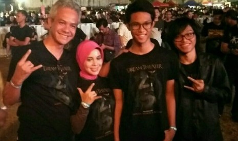 Gubernur Jateng Ganjar Pranowo berfoto bersama istri dan dua anaknya di sela-sela menonton pertunjukan Dream Theater di Jogjarockarta International Rock