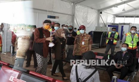 Gubernur Jateng Ganjar Pranowo (kiri), berbincang dengan penumpang penerbangan komersial perdana di ruang tunggu terminal keberangkatan Bandara Jenderal Besar Soedirman (JBS), Purbalingga, Jawa Tengah, Kamis (3/6/2021). Sebanyak 24 penumpang mendarat dari Surabaya dan 37 penumpang berangkat menuju Jakarta pada penerbangan komersial perdana di Bandara JBS, menandai dimulainya operasional bandara secara komersial. 