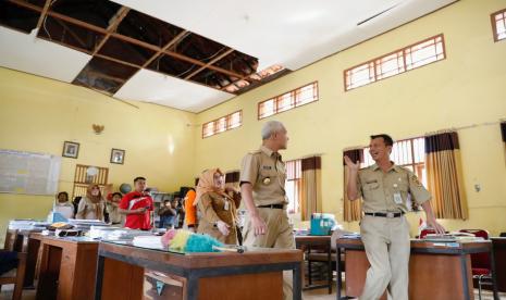 Gubernur Jateng Ganjar Pranowo meninjau kerusakan akibat gempa di SMPN 1 Giriwoyo, Kecamatan Giriwoyo, Kabupaten Wonogiri.