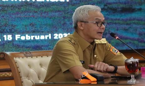 Gubernur Jateng, Ganjar Pranowo saat mengikuti Rakor Percepatan Penanganan Covid-19 di lantai 2 Kantor Setda Provinsi Jawa Tengah, Senin (15/2). Ganjar mengklaim gerakan jateng di Rumah Saja mampu menurunkan persebaran kasus Covid-19 40 hingga 50 persen.