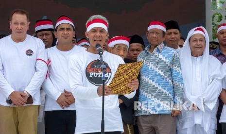 Gubernur Jateng Ganjar Pranowo (tengah depan) memimpin pembacaan Deklarasi Kebangsaan didampingi Wakil Gubernur Jateng Taj Yasin (kedua kiri), mantan Ketua Mahkamah Konstitusi Mahfud MD (kedua kanan), Pengasuh Ponpes Al Anwar K.H. Maimoen Zubair (keempat kanan) dan Habib Luthfi bin Yahya (kanan) dalam Apel Kebangsaan bertajuk Kita Merah Putih di Semarang, Jawa Tengah, Ahad (17/3/2019). 