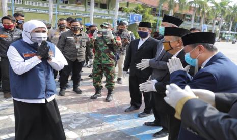 Gubernur Jatim Khofifah Indar Parawansa menyerahan bantuan ke pondok Gontor.