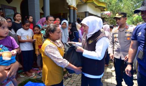  Gubernur Jatim Khofifah Indar Parawansa saa meninjau dampak longsor di Desa Sumurup Trenggalek. Pemprov Jatim menghibahkan lahan untuk relokasi korban longsor di Trenggalek.