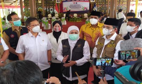 Gubernur Jatim Khofifah Indar Parawansa (tengah) memberi keterangan kepada wartawan didampingi Menkes Budi Gunadi Sadikin (kiri) dan Bupati Bangkalan R. Abdul Latif Amin Imron (kanan) usai menggelar Rakor penanganan COVID-19 di Pendopo Kabupaten Bangkalan, Jawa Timur, Selasa (8/6/2021).