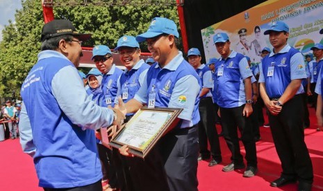 Gubernur Jatim Soekarwo menyerahkan pengharaan lingkungan hidup kepada kepada Direktur Operasi dan Pengembangan Bisnis Pelindo III Rahmat Satria