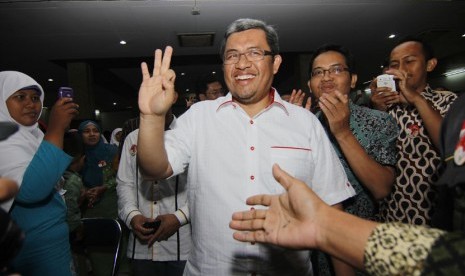    Gubernur Jawa Barat Ahmad Heryawan (Aher) menyalami simpatisan yang mengikuti  Deklarasi Aher For President di Islamic Center Bekasi, Jawa Barat, Jumat (14/3). (Antara/Hafidz Mubarak)