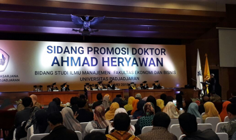 Gubernur Jawa Barat Ahmad Heryawan (Aher) menjalani Sidang Promosi Doktor di Universitas Padjadjaran, Rabu (9/5). Aher mendapatkan nilai cum laude.