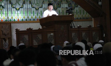 Gubernur Jawa Barat Ahmad Heryawan (Aher) menyampaikan ceramah pada shalat tarawih pertama di Masjid Pusdai, Kota Bandung, Rabu (16/5). 