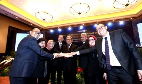 Gubernur Jawa Barat Ahmad Heryawan berfoto bersama jajaran direksi dan komisaris saat saat Rapat Umum Pemegang Saham Tahunan bank bjb Tahun 2018 di hotel Aryaduta Bandung, Rabu (28/2).