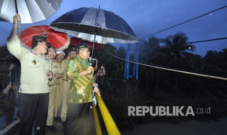 Gubernur Jawa Barat Ahmad Heryawan bersama Bupati Pangandaran Jeje Wiradinata meninjau jembatan Ciputrapinggan, Kecamatan Kalipucang, Kabupaten Pangandaran, Jawa Barat, Selasa (11/10). (Mahmud Muhyidin)