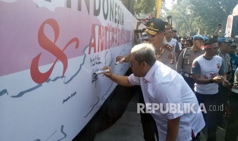 Gubernur Jawa Barat Ahmad Heryawan dan Kapolda Jawa Barat Irjen Agung Budi Maryoto menandatangani pernyataan sikap pada acara Deklarasi Anti Hoax Dan Radikalisme di depan Gedung Sate, Kota Bandung, Ahad(6/5). 