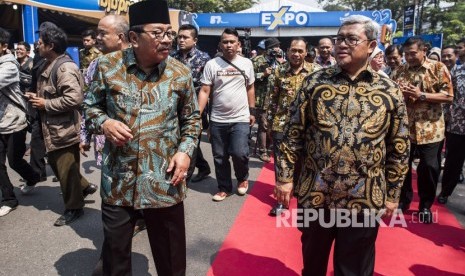 Gubernur Jawa Barat Ahmad Heryawan (kanan) berbincang dengan Gubernur Jawa Timur Soekarwo (kiri) seusai peresmian nama Jalan Majapahit, Jalan Hayam Wuruk serta Jalan Citraresmi saat Harmoni Budaya Jawa-Sunda di Bandung, Jawa Barat, Jumat (11/5). 