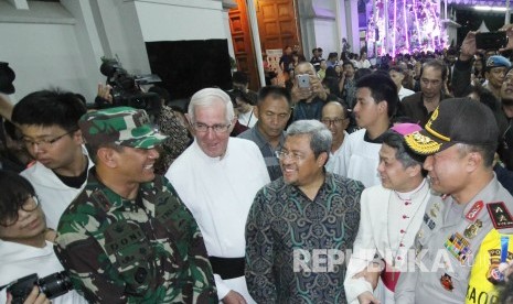 Gubernur Jawa Barat Ahmad Heryawan, Kapolda Jabar Irjen Pol Agung Budi Maryoto dan Pangdam III/Siliwangi Mayjen TNI Doni Monardo bersama para pastor saat menijau malam natal di Gereja Katedral Santo Petrus, Kota Bandung, Ahad (24/12) malam.