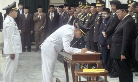 Gubernur Jawa Barat Ahmad Heryawan (kedua kanan) menyaksikan penandatanganan pakta integritas oleh Wali Kota Ajay M Priatna (kedua kiri) dan Wakil Wali Kota Cimahi Ngatiyana (kiri) saat pelantikan di Gedung Sate, Bandung, Jawa Barat, Ahad (22/10). Ajay M Priatna dan Ngatiyana resmi menjabat wali kota dan wakil wali kota Cimahi periode 2017-2022.