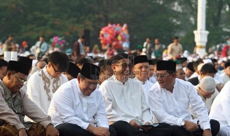   Gubernur Jawa Barat, Ahmad Heryawan (kedua Kiri) bersama Wakil Gurbernur Jawa Barat Deddy Mizwar (kedua kanan) melaksanakan Salat Idul Fitri di Lapangan Gasibu, Bandung, Kamis (8/8).   (Republika/Adhi Wicaksono)