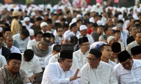   Gubernur Jawa Barat, Ahmad Heryawan (kedua Kiri) bersama Wakil Gurbernur Jawa Barat Deddy Mizwar (kedua kanan) melaksanakan Salat Idul Fitri di Lapangan Gasibu, Bandung, Kamis (8/8).   (Republika/Adhi Wicaksono)