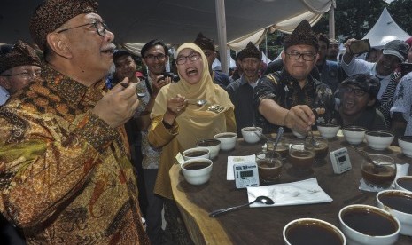 Gubernur Jawa Barat, Ahmad Heryawan (ketiga kanan) didampingi istri, Netty Heryawan (tengah) dan Wakil Gubernur provinsi Jawa Barat Deddy Mizwar (kiri)