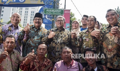 Gubernur Jawa Barat Ahmad Heryawan (ketiga kiri) didampingi dengan Gubernur Jawa Timur Soekarwo (kedua kiri) dan Wakil Gubernur DIY Kanjeng Gusti Pangeran Adipati Aryo (KGPAA) Paku Alam X (kiri) foto bersama saat Harmoni Budaya Jawa-Sunda dan peresmian nama Jalan Majapahit, Jalan Hayam Wuruk serta Jalan Citraresmi di Bandung, Jawa Barat, Jumat (11/5).