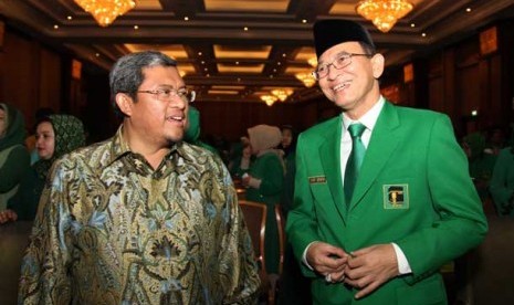   Gubernur Jawa Barat Ahmad Heryawan (kiri) dan Ketua Umum DPP PPP Surya Dharma Ali berbincang sebelum upacara peingatan HUT ke-40 PPP di Bandung, Jawa Barat, Sabtu (2/2).